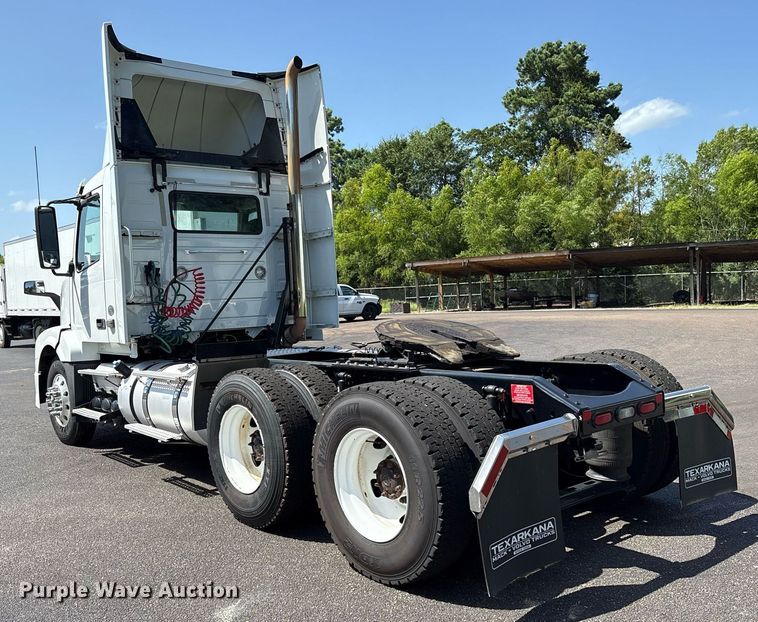 image for item DM1958 2018 Volvo VNL semi truck