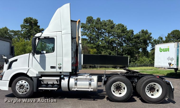image for item DM1958 2018 Volvo VNL semi truck