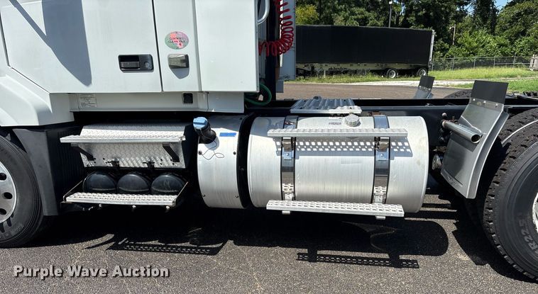 image for item DM1958 2018 Volvo VNL semi truck