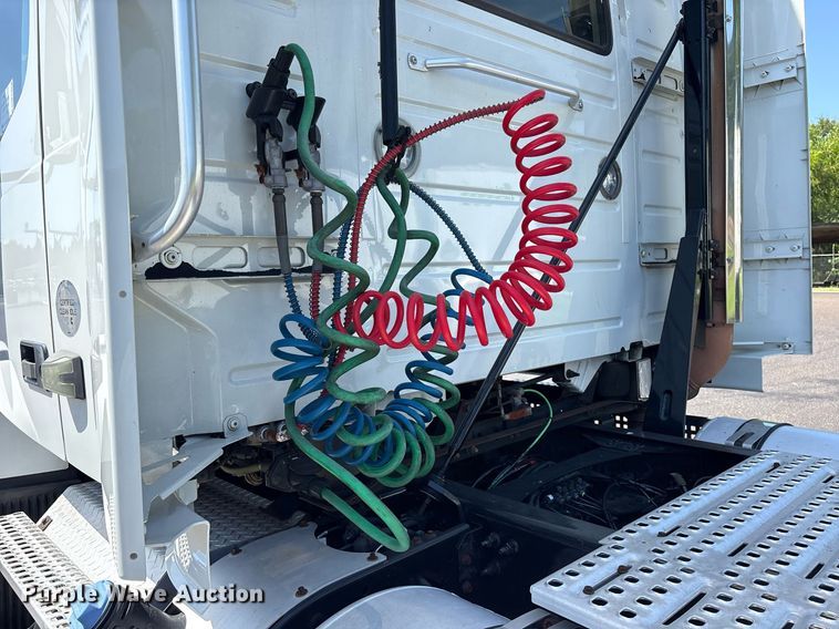 image for item DM1958 2018 Volvo VNL semi truck