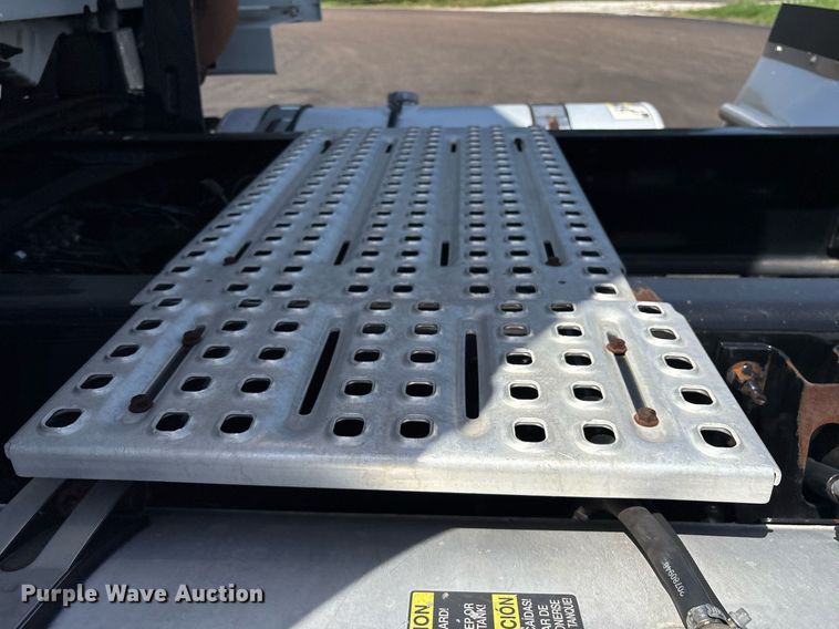 image for item DM1958 2018 Volvo VNL semi truck