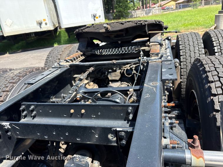 image for item DM1958 2018 Volvo VNL semi truck