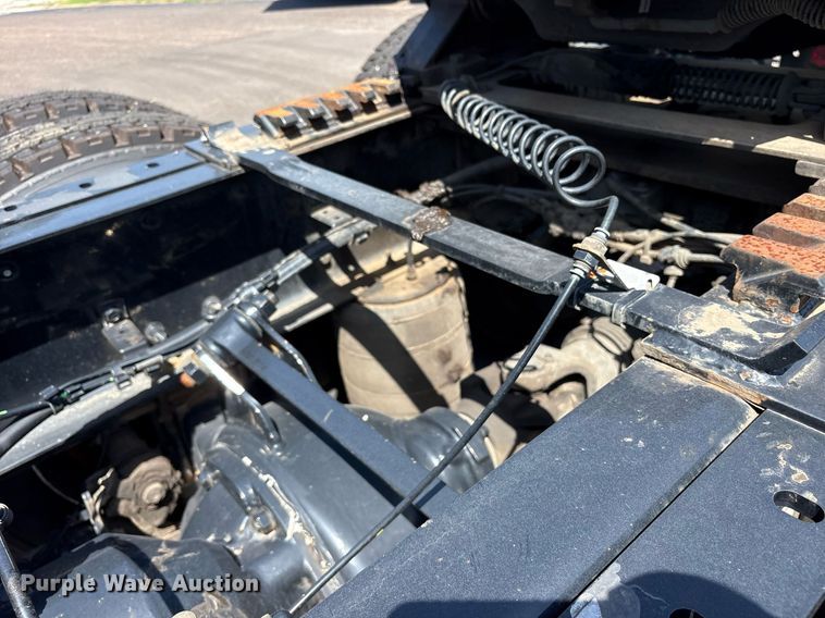 image for item DM1958 2018 Volvo VNL semi truck