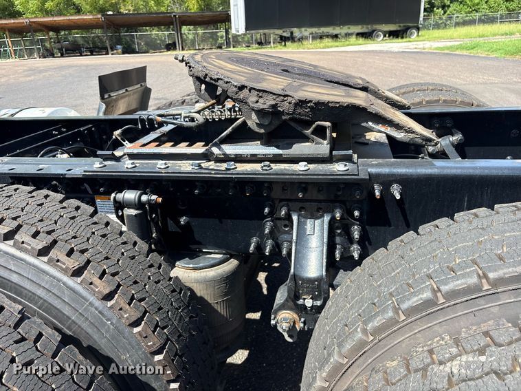 image for item DM1958 2018 Volvo VNL semi truck