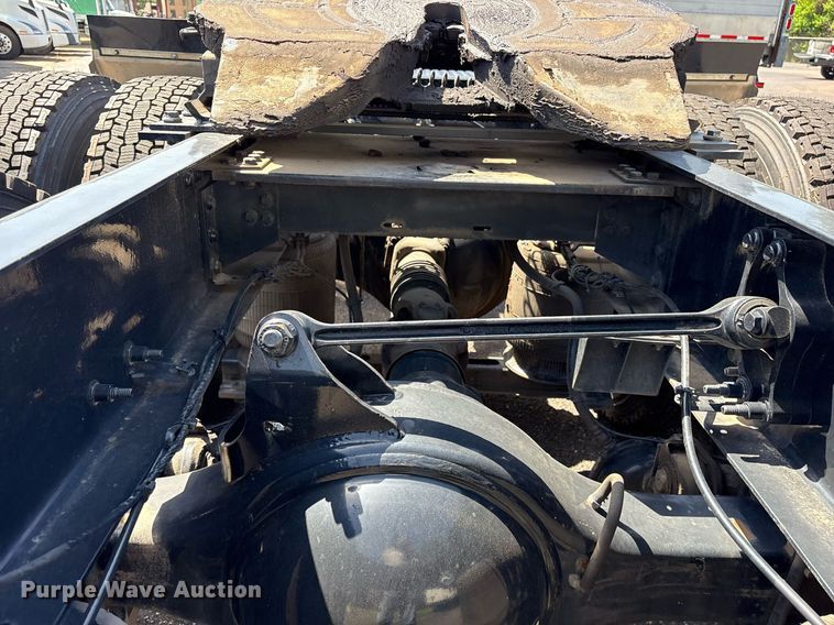 image for item DM1958 2018 Volvo VNL semi truck