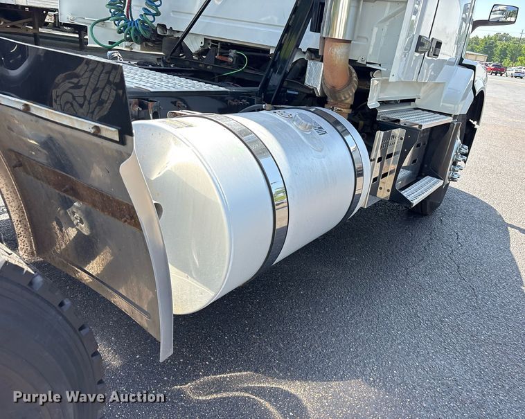 image for item DM1958 2018 Volvo VNL semi truck