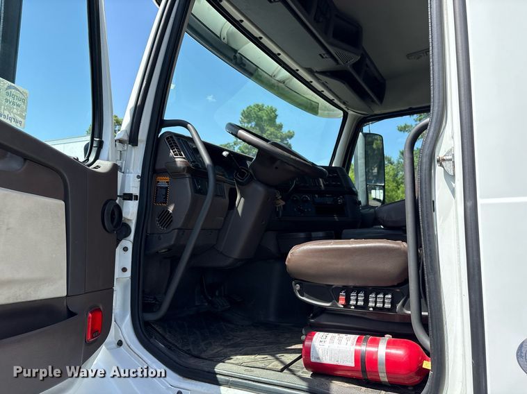 image for item DM1958 2018 Volvo VNL semi truck