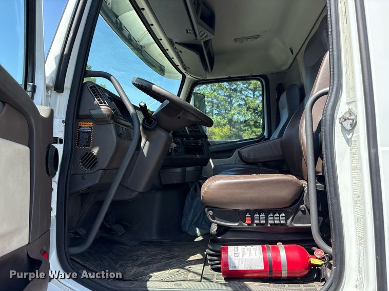 image for item DM1958 2018 Volvo VNL semi truck