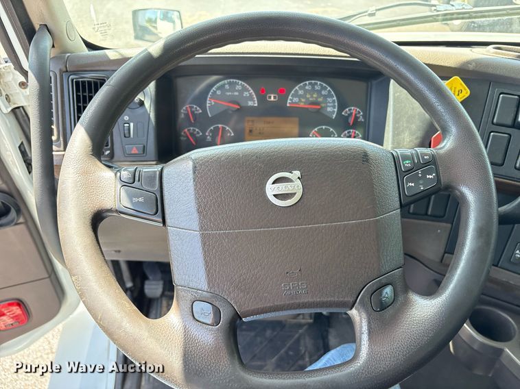 image for item DM1958 2018 Volvo VNL semi truck