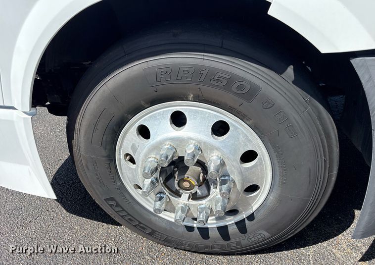 image for item DM1958 2018 Volvo VNL semi truck