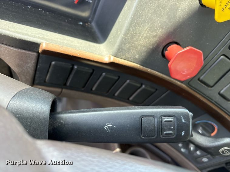 image for item DM1958 2018 Volvo VNL semi truck