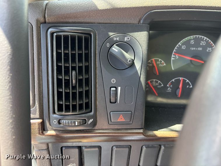 image for item DM1958 2018 Volvo VNL semi truck