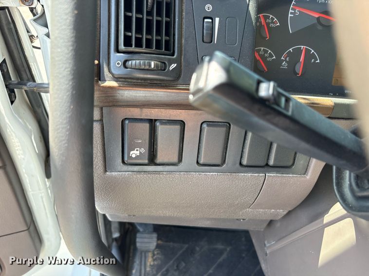 image for item DM1958 2018 Volvo VNL semi truck