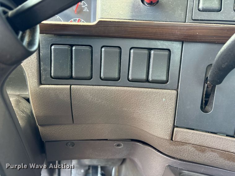 image for item DM1958 2018 Volvo VNL semi truck