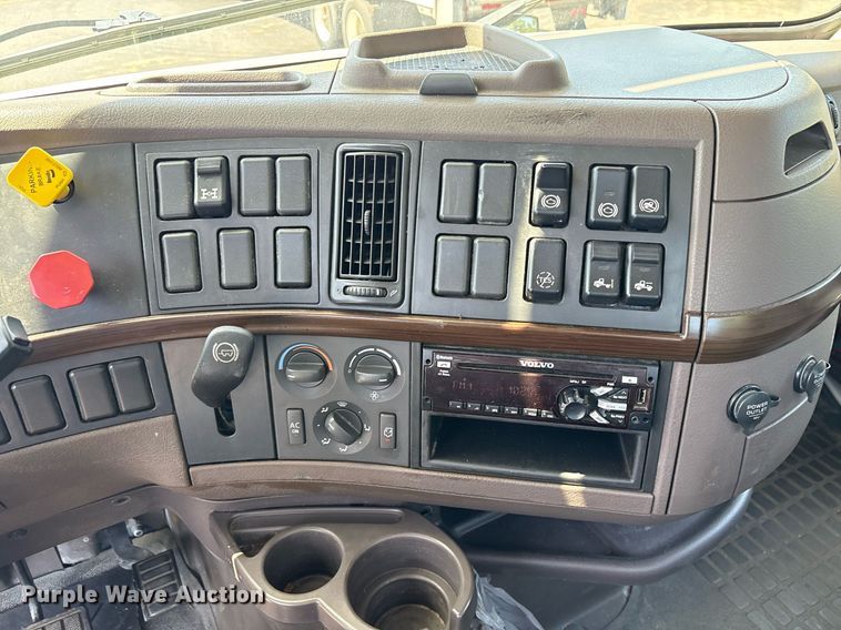 image for item DM1958 2018 Volvo VNL semi truck