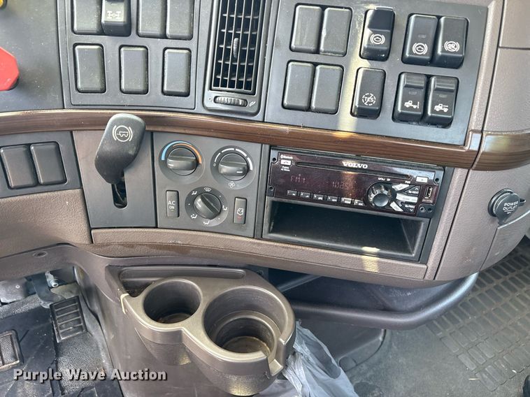 image for item DM1958 2018 Volvo VNL semi truck