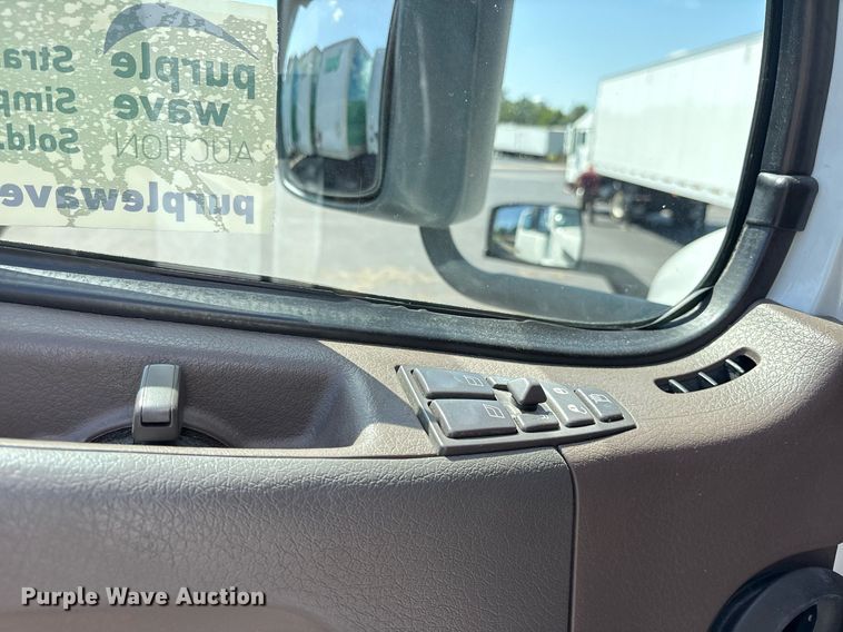 image for item DM1958 2018 Volvo VNL semi truck