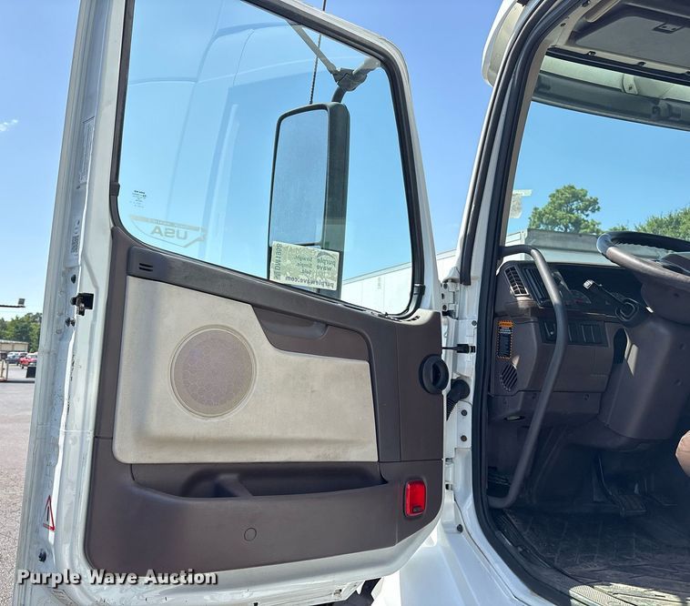 image for item DM1958 2018 Volvo VNL semi truck