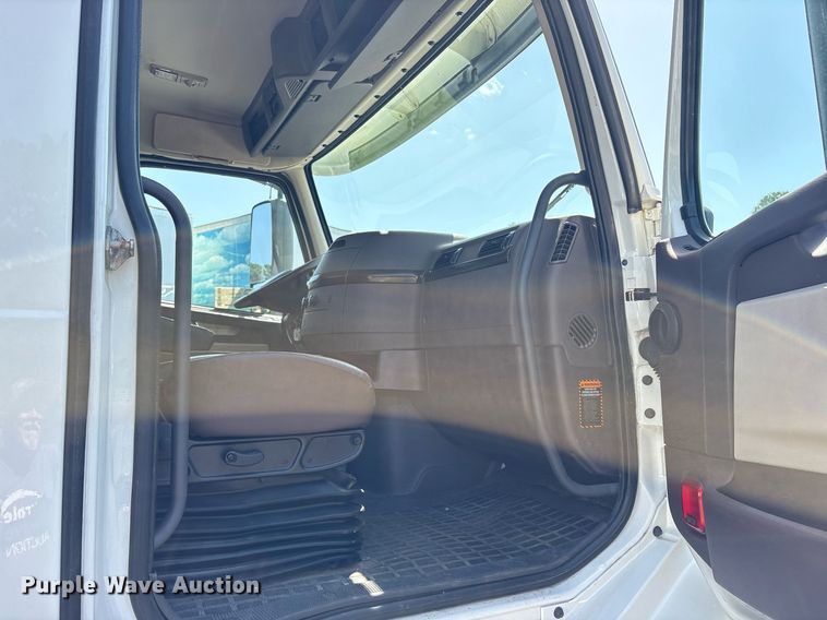 image for item DM1958 2018 Volvo VNL semi truck