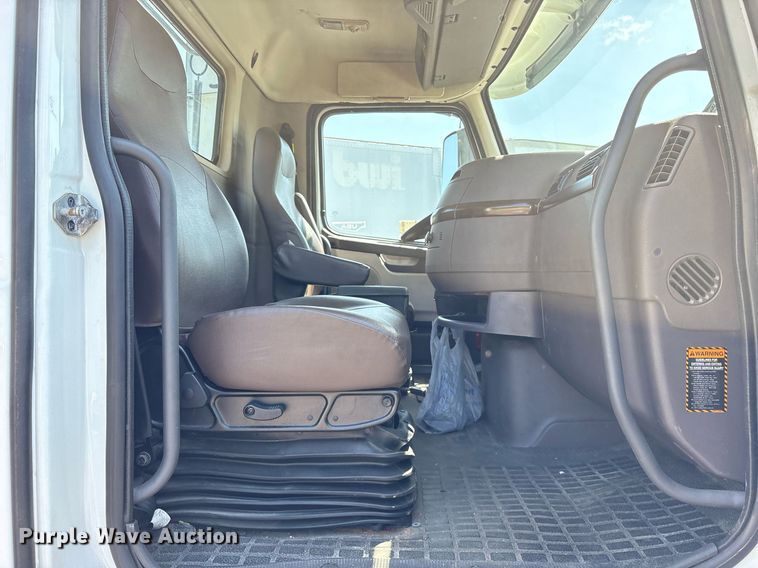 image for item DM1958 2018 Volvo VNL semi truck