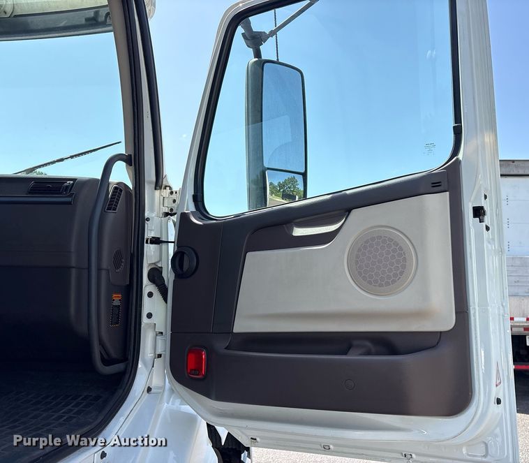 image for item DM1958 2018 Volvo VNL semi truck