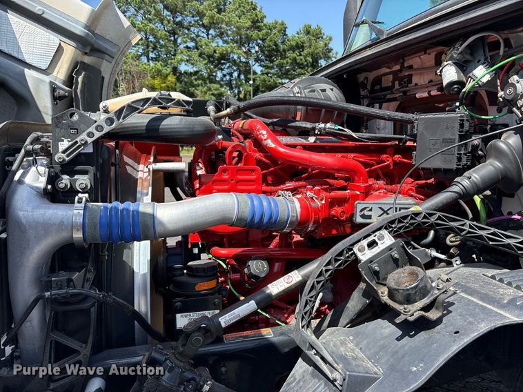 image for item DM1958 2018 Volvo VNL semi truck