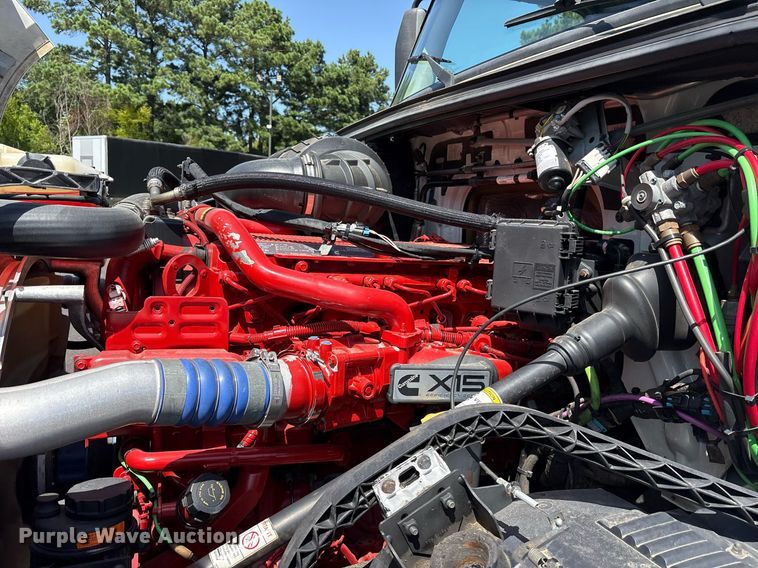 image for item DM1958 2018 Volvo VNL semi truck