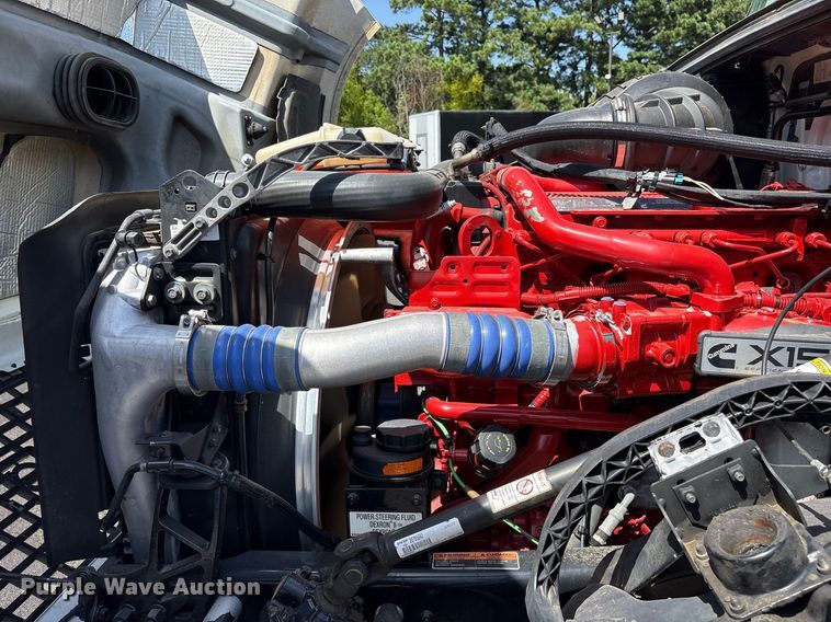 image for item DM1958 2018 Volvo VNL semi truck