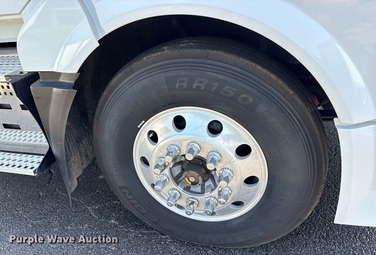 image for item DM1958 2018 Volvo VNL semi truck