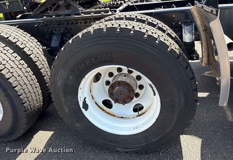 image for item DM1958 2018 Volvo VNL semi truck