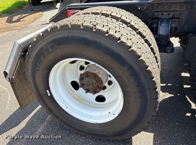 image for item DM1958 2018 Volvo VNL semi truck