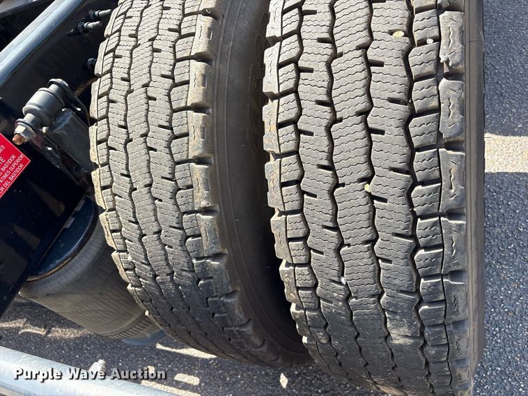 image for item DM1958 2018 Volvo VNL semi truck