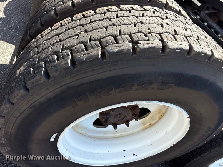 image for item DM1958 2018 Volvo VNL semi truck