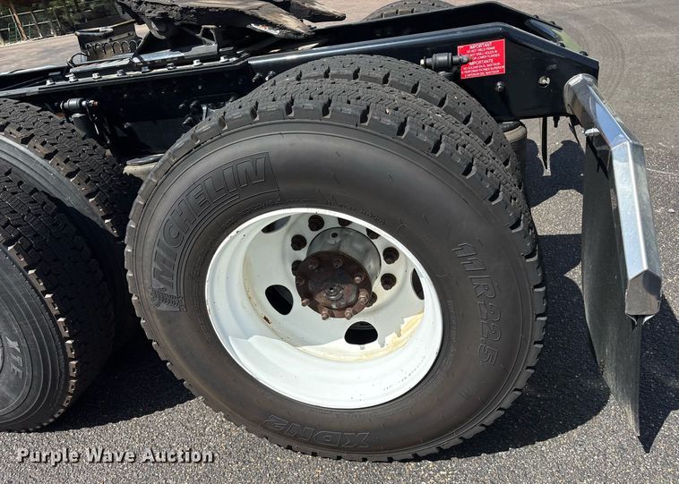 image for item DM1958 2018 Volvo VNL semi truck