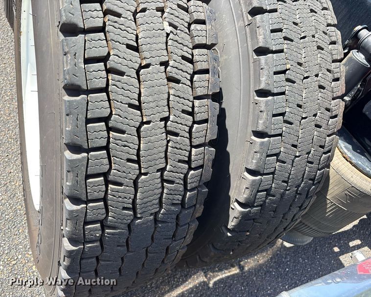 image for item DM1958 2018 Volvo VNL semi truck