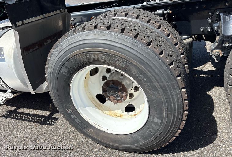 image for item DM1958 2018 Volvo VNL semi truck