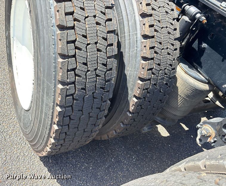 image for item DM1958 2018 Volvo VNL semi truck