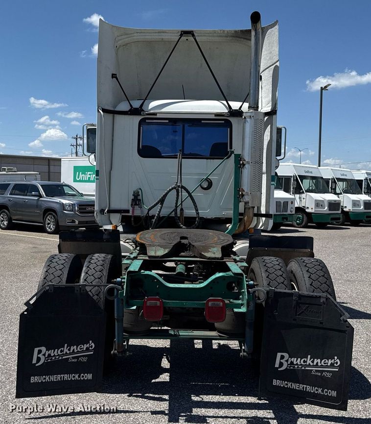 image for item DO7175 2001 Mack CHU612 semi truck