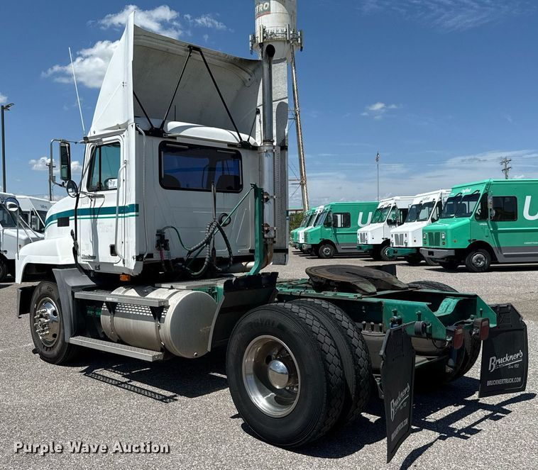 image for item DO7175 2001 Mack CHU612 semi truck
