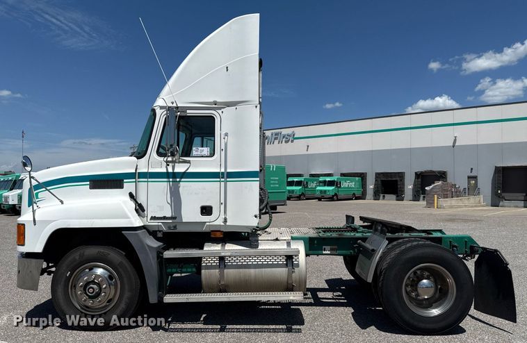 image for item DO7175 2001 Mack CHU612 semi truck