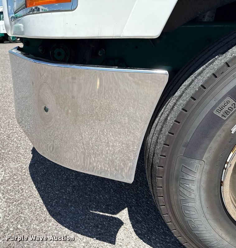 image for item DO7175 2001 Mack CHU612 semi truck