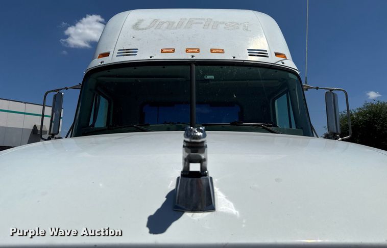 image for item DO7175 2001 Mack CHU612 semi truck