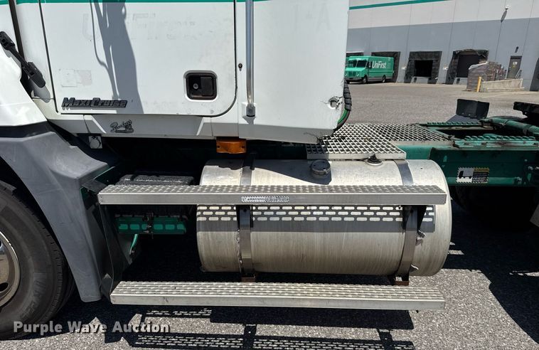 image for item DO7175 2001 Mack CHU612 semi truck