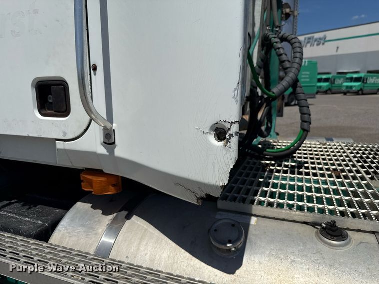 image for item DO7175 2001 Mack CHU612 semi truck