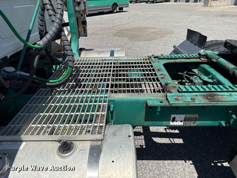 image for item DO7175 2001 Mack CHU612 semi truck