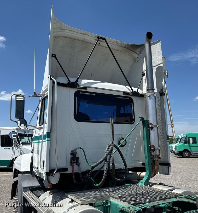 image for item DO7175 2001 Mack CHU612 semi truck