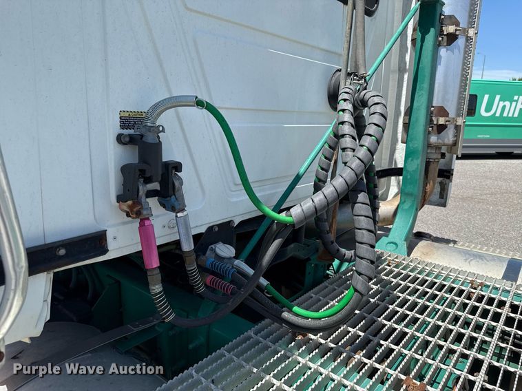 image for item DO7175 2001 Mack CHU612 semi truck