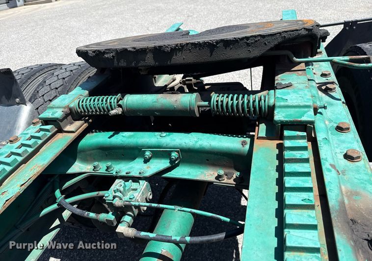 image for item DO7175 2001 Mack CHU612 semi truck