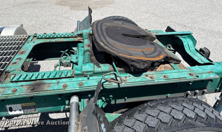 image for item DO7175 2001 Mack CHU612 semi truck