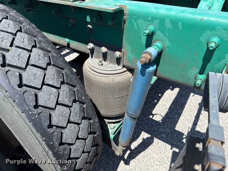 image for item DO7175 2001 Mack CHU612 semi truck